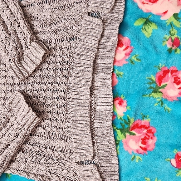 American Eagle sweater - Picture 3 of 3